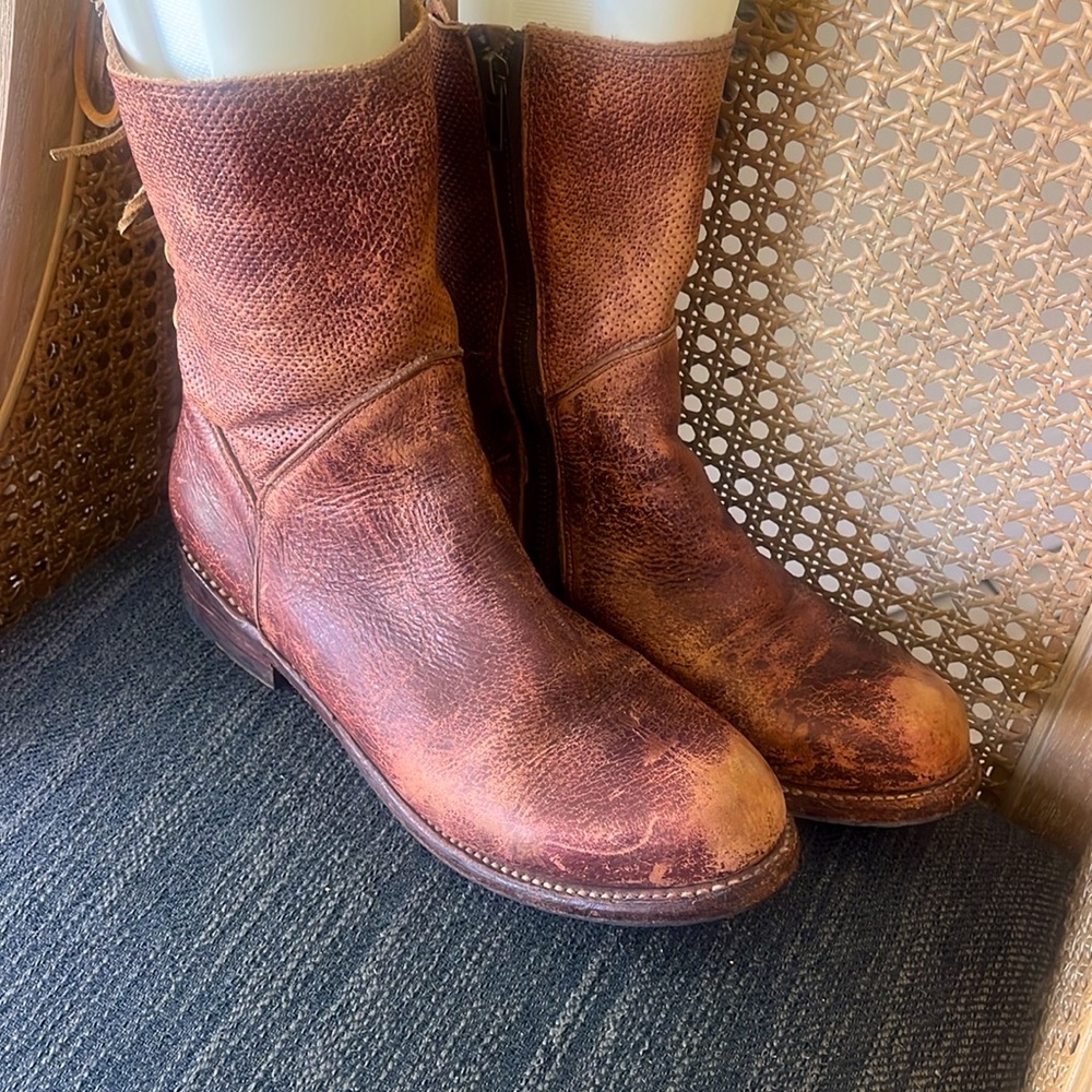 Gorgeous Bed Stu Newark distressed leather lease back healed boots size 8